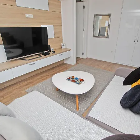 Modern Bright With Free Parking *