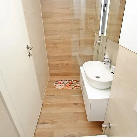 Modern Bright With Free Parking Apartment