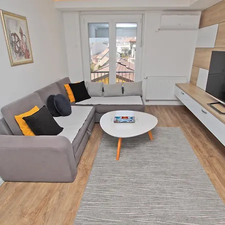 Modern Bright With Free Parking *